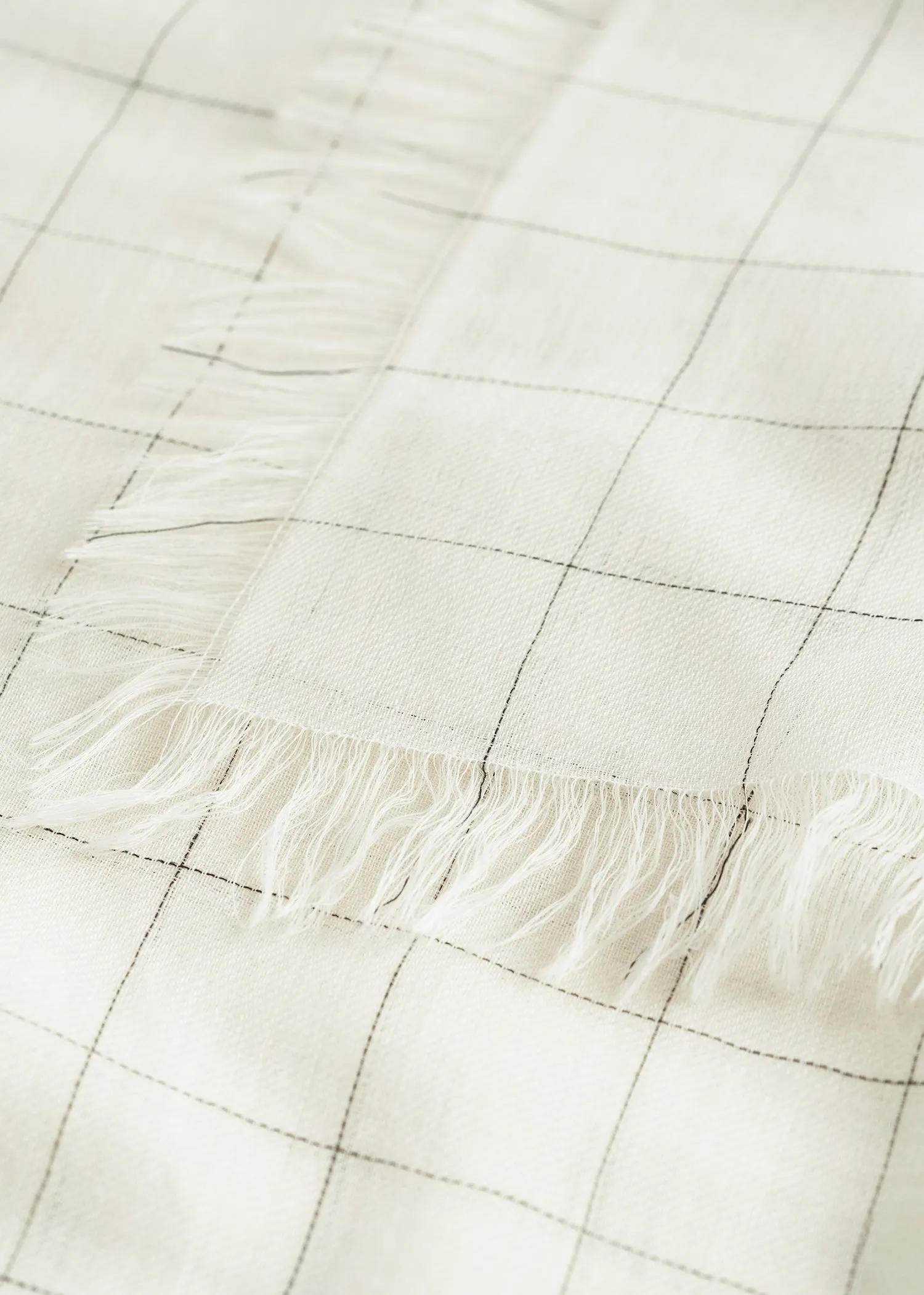 Checked light wool scarf ecru/black